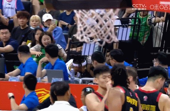 1713963905996051203.gif 开云登录入口地址-CBA开出重磅罚单:周琦肘击对手停赛2场被罚10万