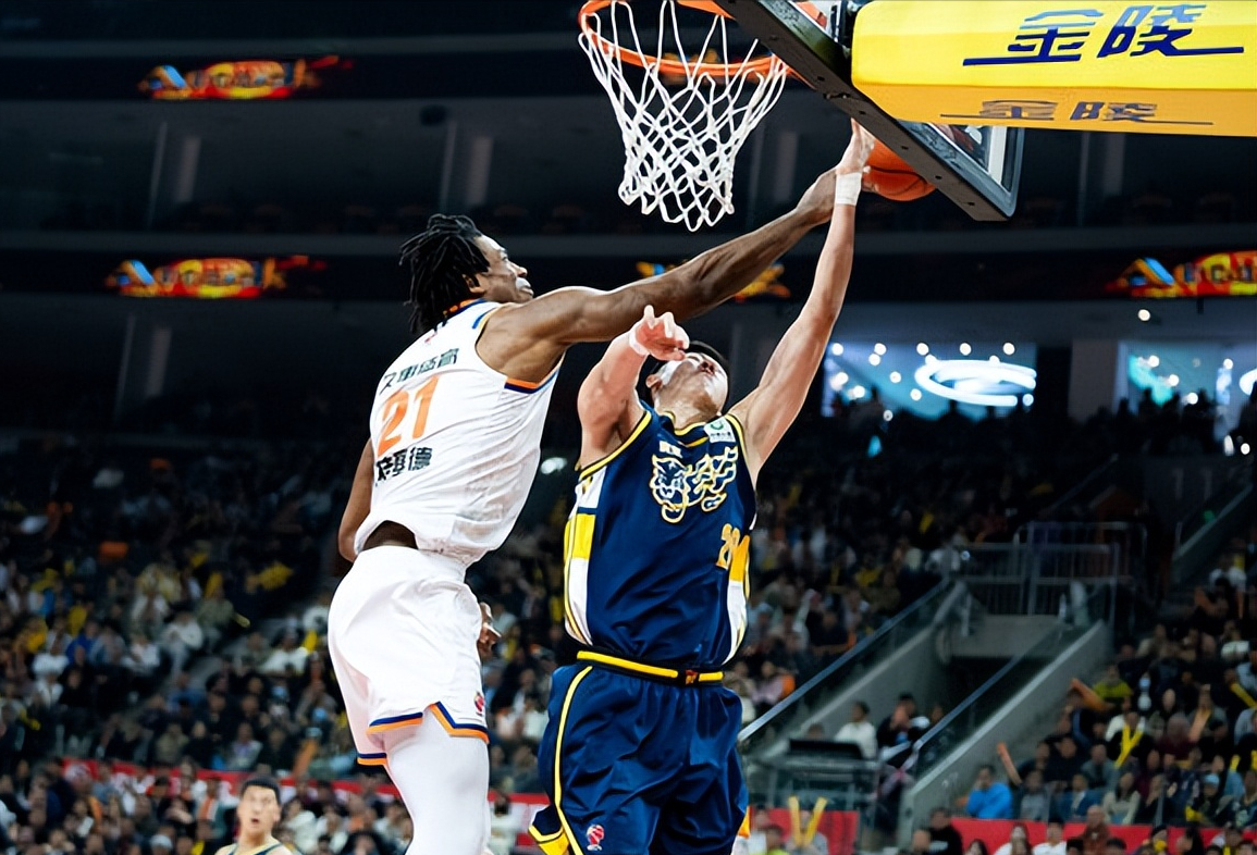 开云登录入口地址-沪粤强强对话一边倒，广东男篮一问题无限凸显，杜锋抱头尽显无奈