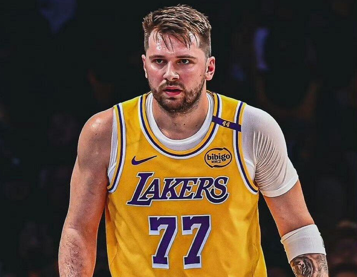 开云体育官网-20记三分球！整整逆转31分！东皇空砍68+12+10，湖人酝酿大交易