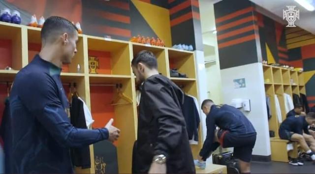 C罗跟B费说了啥？一句玩笑话：“你是坐船来的吗？”