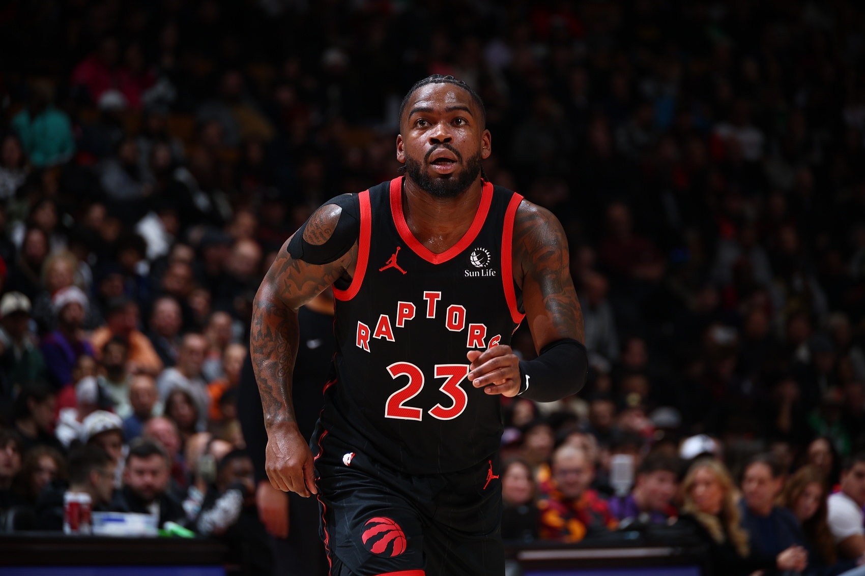 开云体育app-问题不大！谢德疑似崴脚受伤&amp;一瘸一拐回到替补席 随后返回比赛