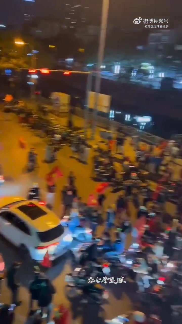开云体育app-越南U23夺季军后：国内彻夜沸腾，深夜街头摩的穿梭，喇叭声轰鸣