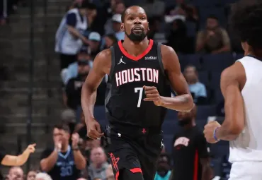 杜兰特上半场13投4中，三分2中0得到12分7篮板1助攻1封盖