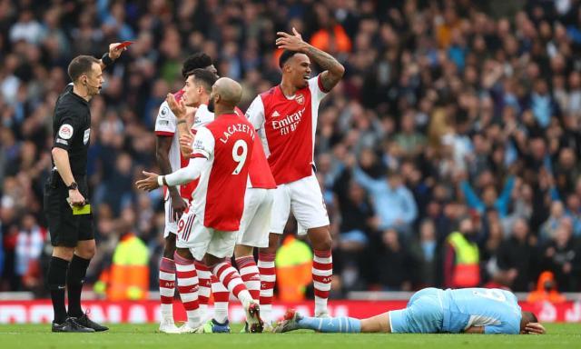 开云体育app-三重打击注定枪手被逆转 球迷：裁判该穿曼城球衣！