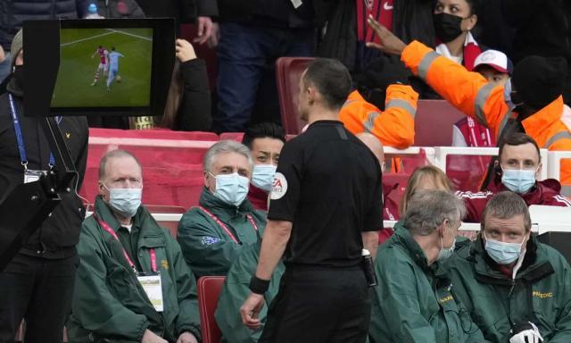 开云体育app-三重打击注定枪手被逆转 球迷：裁判该穿曼城球衣！