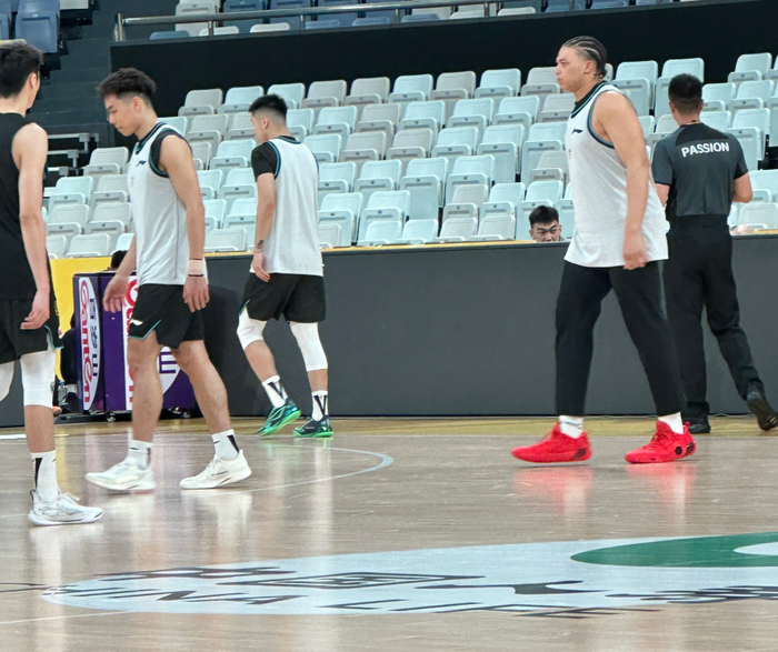 开云体育官网-上海热身险胜广厦！李添荣复出三分6中6，白边统治篮下！|浙江广厦|哈桑·怀特塞德|哈桑-怀特塞德|偰李永炜|胡金秋_新浪体育_新浪新闻