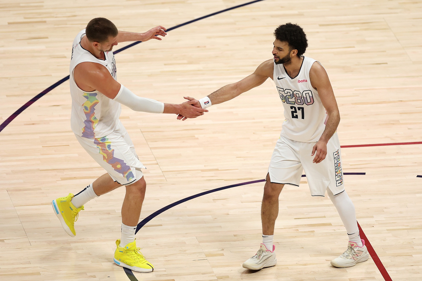 开云登录入口地址-连续50胜赛季！马刺一骑绝尘 宇宙勇第10 经典二人组三巨头齐上榜