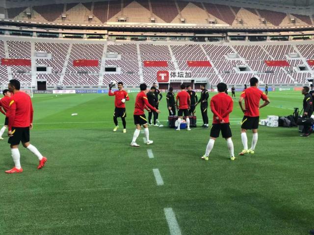 开云体育官网-对战日本国足主场氛围浓厚 巨型五星红旗铺设完成