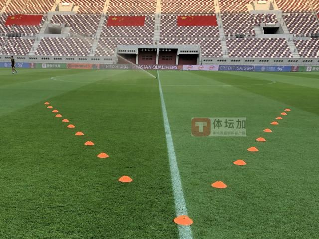 开云体育官网-对战日本国足主场氛围浓厚 巨型五星红旗铺设完成