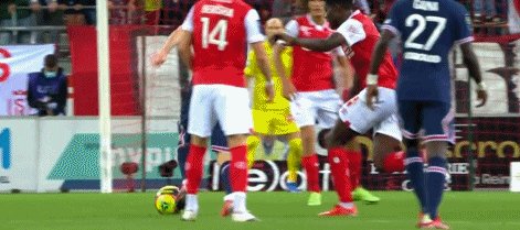 梅西首秀初尝法甲凶悍防守，多数据挂零但仍有惊喜