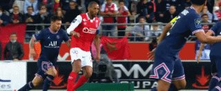 梅西首秀初尝法甲凶悍防守，多数据挂零但仍有惊喜