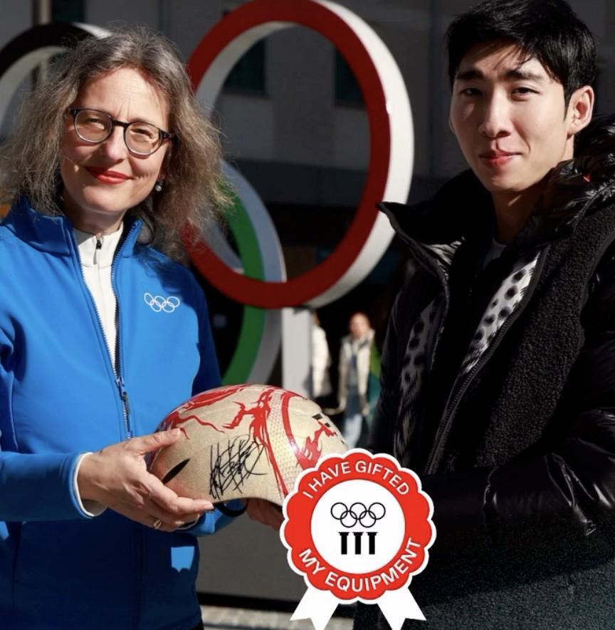开云在线开户-附有亲笔签名，林孝埈将米兰冬奥熊猫头盔捐赠奥林匹克博物馆