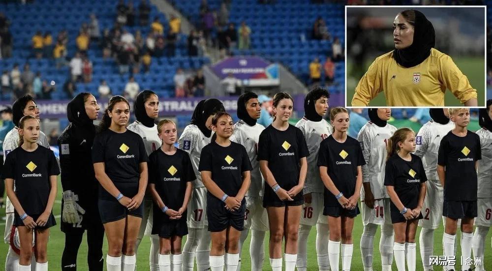 开云体育官网-拒唱国歌到高唱国歌！伊朗女足向国旗敬礼 戴头巾+穿长衣长裤踢球