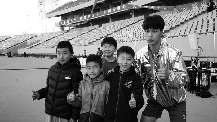 不败之师铸荣耀 场内场外皆风景|足球|秀洲队|秀洲|俊杰|嘉兴日报_新浪体育_新浪新闻